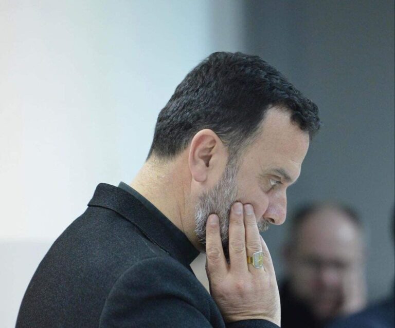 Dom Gjergj Meta: Një provokim pashije në tarracën e një bashkie