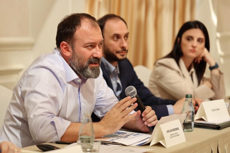Ministri Mazniku takim me 9 kryetarët e bashkive të mëdha: Rritja e pagave brenda verës është një arritje kryesore