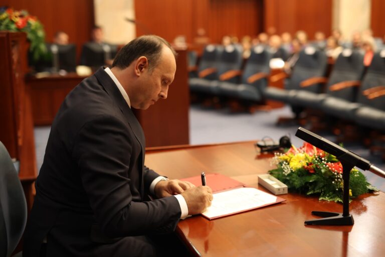 Pa deputetët shqiptarë në sallë, Afrim Gashi zgjidhet kryetar i Kuvendit të Maqedonisë së Veriut