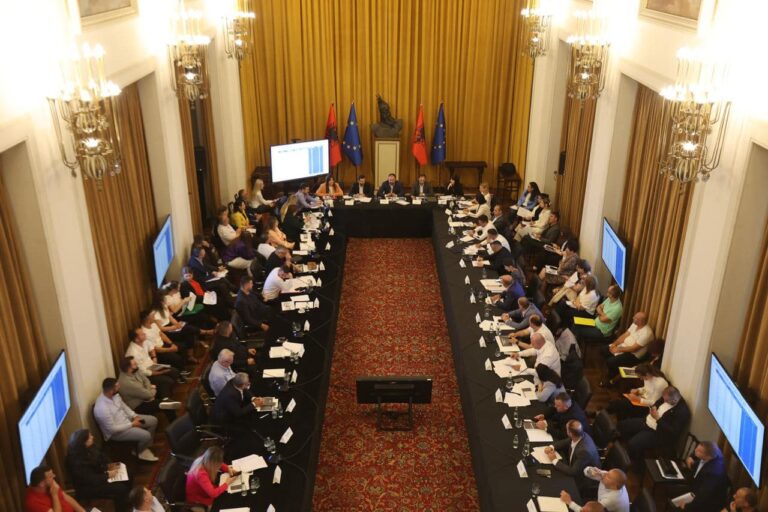 Strukturim i stafeve, ministri Mazniku: Paga të njëjta në 61 bashkitë e vendit