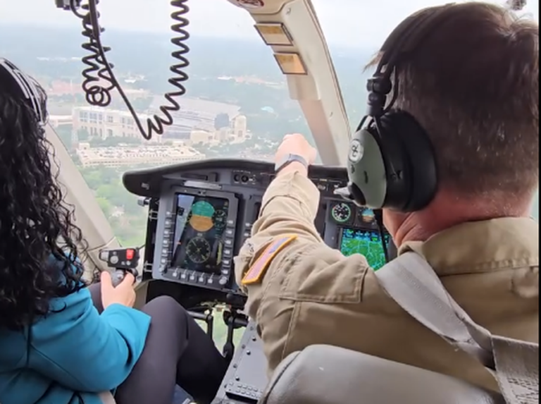 VIDEO/ Presidentja Vjosa Osmani merr mësim për drejtimin e helikopterit që shërbeu 15 vite në Kosovë