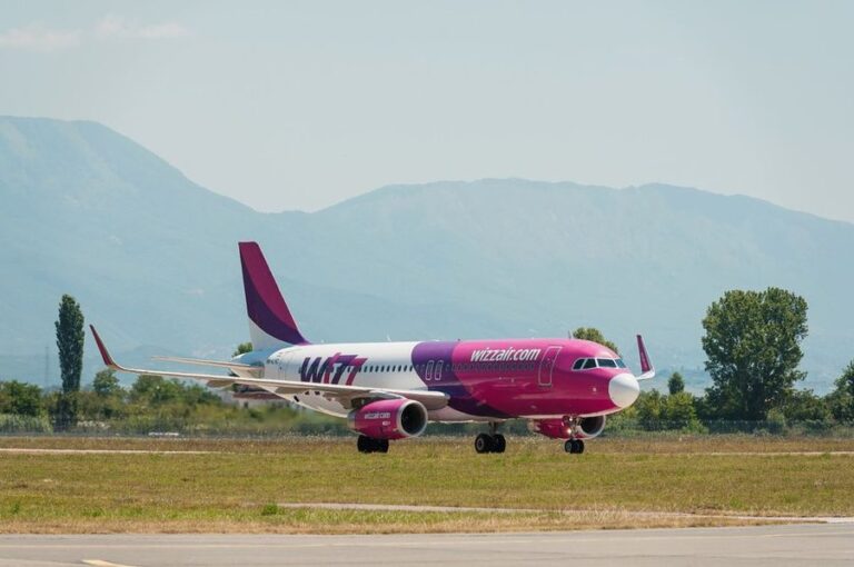 ”Bum turistësh drejt jugut të Shqipërisë”, mediat italiane: Ryanair dhe Wizz Air në garë për biletat më të lira