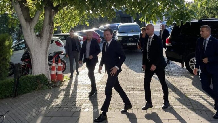 Nis takimi Kurti-Krasniqi, pritet vendimi për zgjedhje të jashtëzakonshme. Partitë e tjera refuzuan