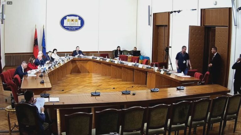 Deputetët e PS ikin nga mbledhja e Komisionit për TIMS, Salianji: Shpallim në kërkim Taulant Ballën