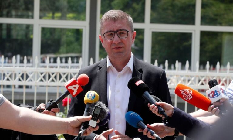 Mickoski paralajmëron Mitsotakis: Do i themi Maqedoni, doni apo s’doni. Ankohuni në Hagë po deshët