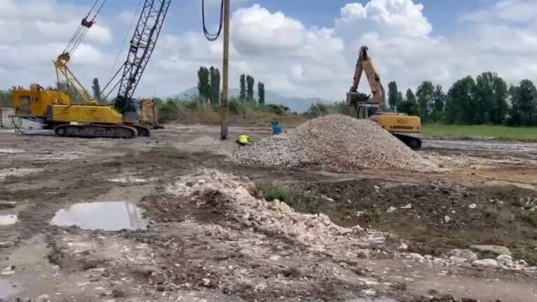 Kampi do hapej që më 20 Maj, deputetët nga Italia shkojnë në Gjadër: Punimet s’kanë filluar