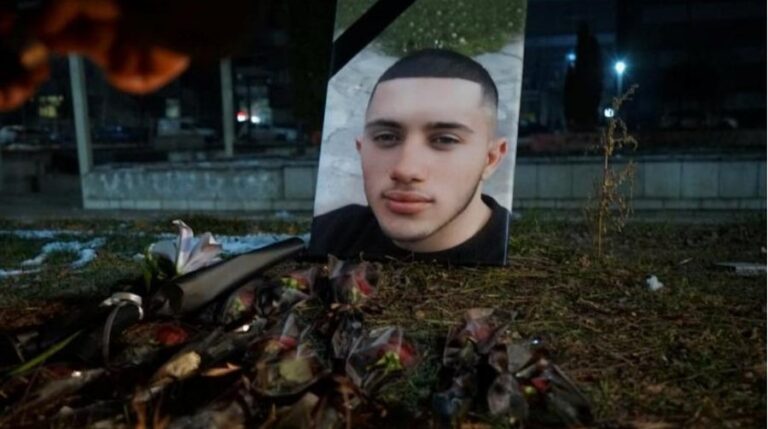 Rr*hën për vd*kje 18-vjeçarin, ja dënimi për dy të miturit. Familjarët e viktimës nuk e pritën mirë këtë vendim
