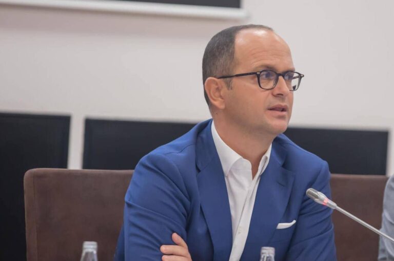 U vonua BE apo Shqipëria për çeljen e negociatave, ish-ministri Bushati: Faj i dyanshëm