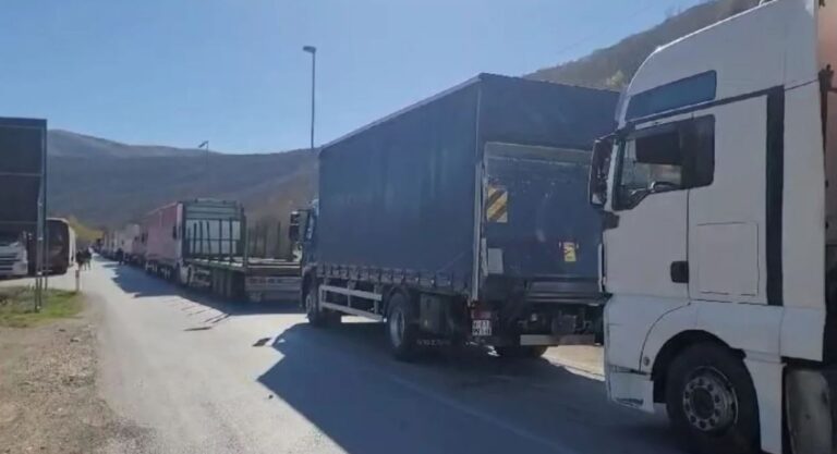 Sherr mes shoferëve në doganën e Kapshticës, raportohet për një të plagosur