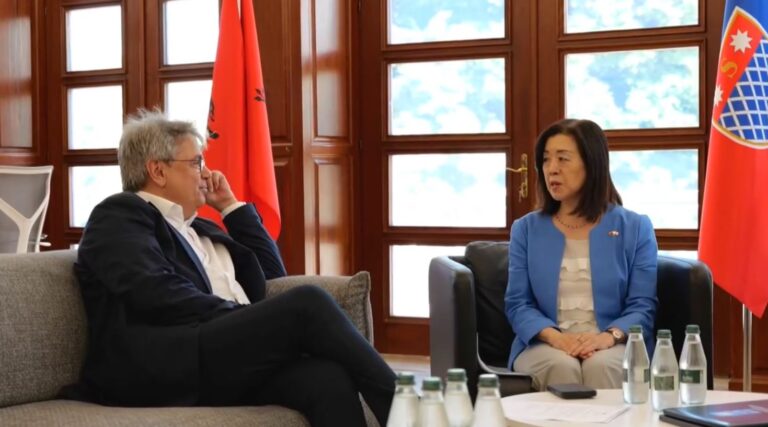 Kryebashkiaku Benet Beci pret ambasadoren japoneze, sisteme fotovoltaike për 2 kopshte në Shkodër