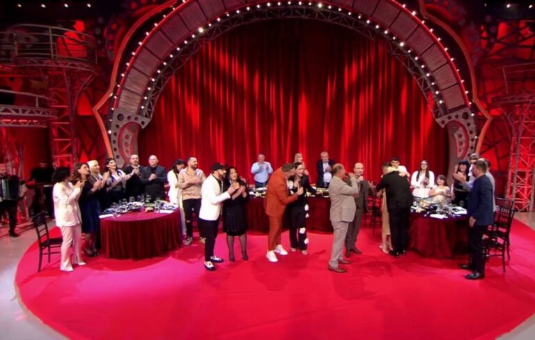 Surpriza e madhe për Julin në finale! Takon familjarët dhe miqtë në skenën ku nisi karrierën