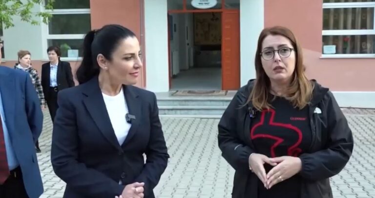 VIDEO/ Balluku dhe Manastirliu inspektim në Korçë për sigurinë e instalimeve elektrike në institucionet arsimore