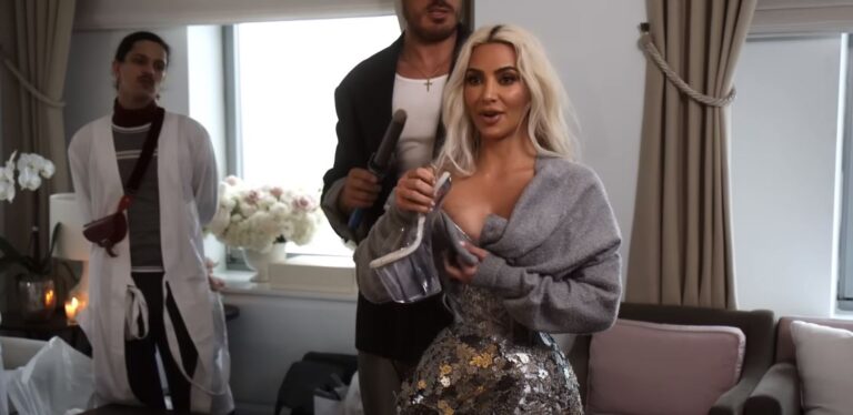 Vëmendjen e mori beli i ngushtë, por askush nuk i vuri re këpucët pa taka të Kim Kardashian në Met Gala