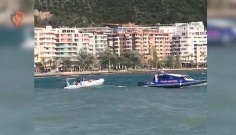 Gomonia në Vlorë rrezikoi të fundosej, policia kufitare shpëton 12 persona, gjobitet pronari i mjetit
