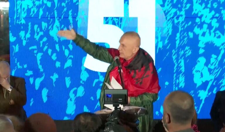 VIDEO/ Me flamurin kuqezi, Meta shkon poshtë banesës së Berishës dhe lëshon akuza për Ramën