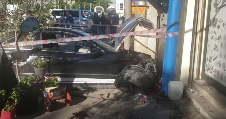 Aksident i rëndë/ Mjeti përplas keq biçikletën, motorin, këmbësorin dhe përfundon në fasadën e lavazhit