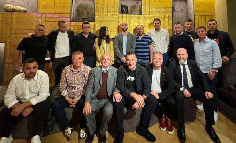 Gati për tubimin e Ramës në Milano, Veliaj ndan fotot: Krenari të teksa dëgjon historitë e guximshme të shqiptarëve të suksesshëm
