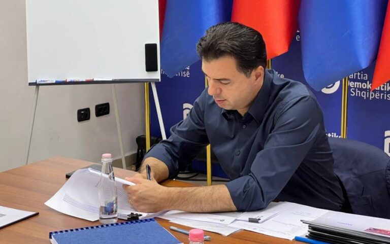 Basha publikon foto nga takimet për programin e PD: Pasuritë kontrollohen nga një pakicë