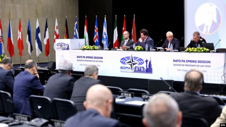 Serbia i kërkon NATO-s të mos ia avancojë statusin Kosovës