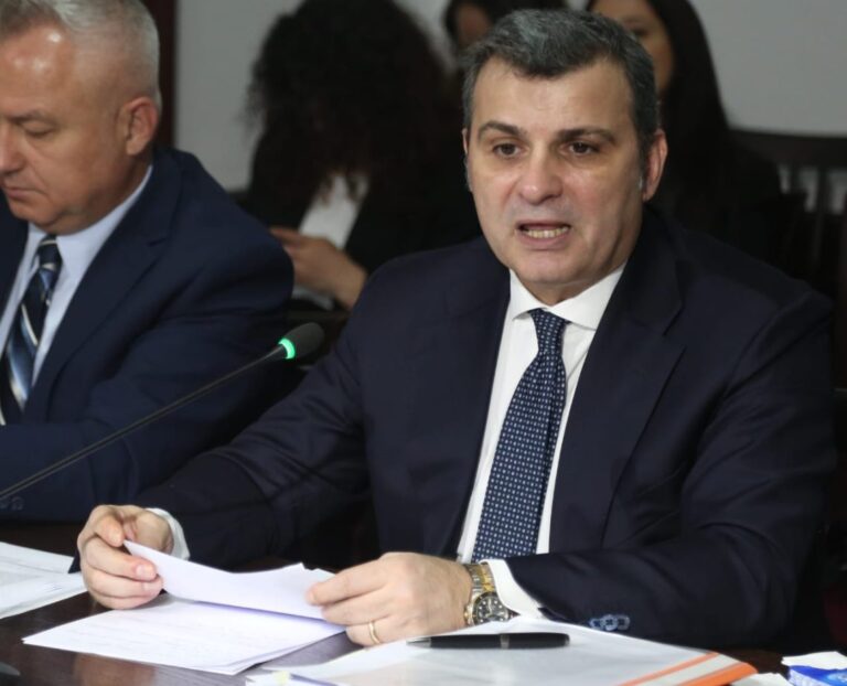 Guvernatori i Bankës së Shqipërisë, Sejko, i shmanget përgjegjësisë për skemën e mashtrimit me mikrokreditë