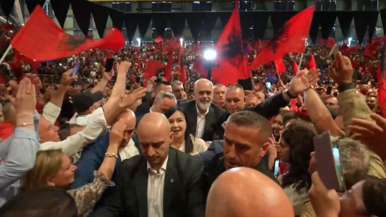 E papërshkrueshme atmosfera e pritjes së Kryeministrit Rama në Athinë! Mijëra e mijëra shqiptarë të Athinës në takim