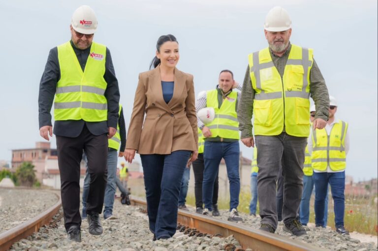 Balluku inspekton punimet për hekurudhën Tiranë-Durrës: Rijetëzojmë sektorin hekurudhor, të tjera projekte do të vijojnë