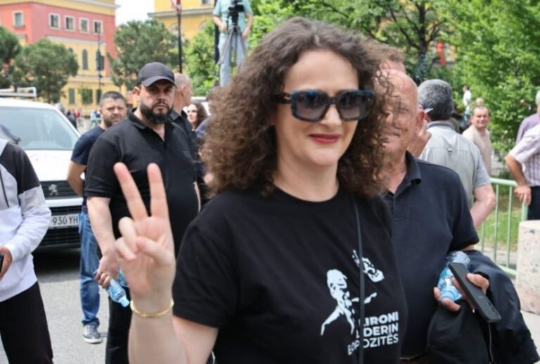 Argita Malltezi sërish në protestë para bashkisë së Tiranës, mesazh në bluzë me thirrjen për lirimin e Berishës (FOTO)