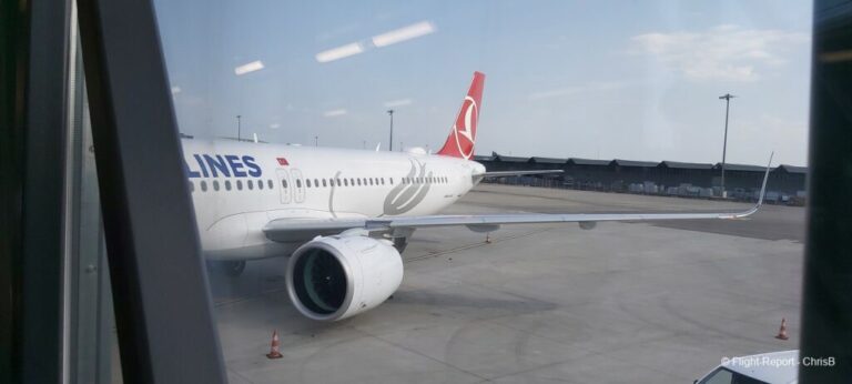 Kaos në avion, afgani pret damarët. Avioni bën uljen e detyruar në Rinas