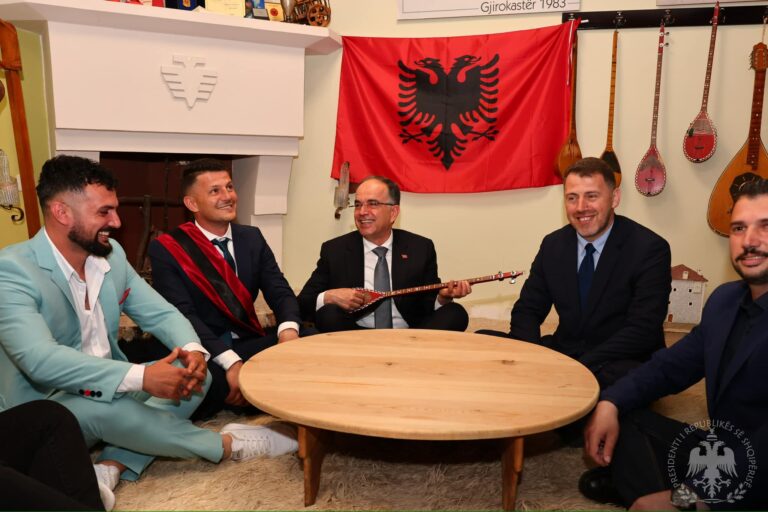 “Foto e Javës” vjen nga Mirdita, Presidenti i bie çiftelisë