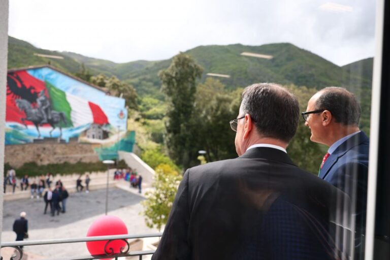 FOTO/ Presidenti Begaj në inaugurimin e murales së Skënderbeut dhe bashkisë së re të Cerzeto-s
