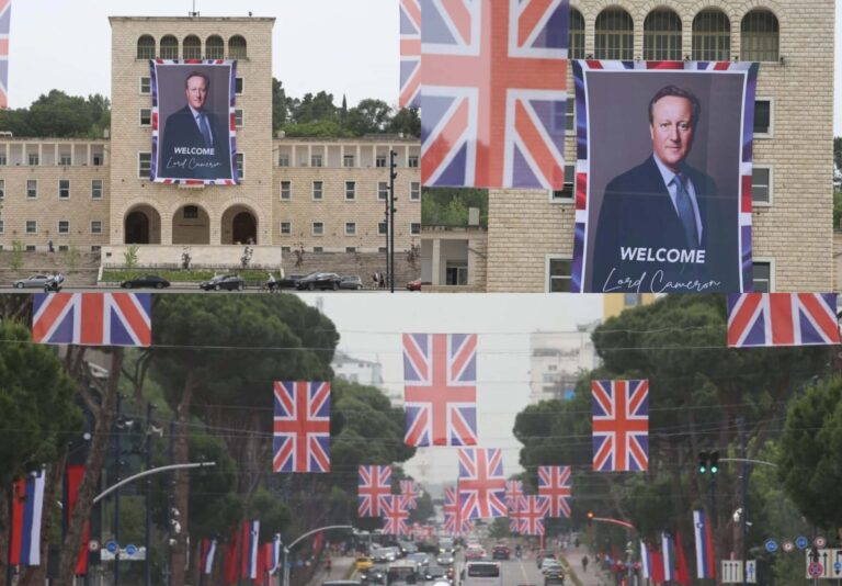 FOTO/ Tirana bëhet një Britani e vogël, vendoset posteri gjigant për vizitën e ish-kryeministrit Cameron
