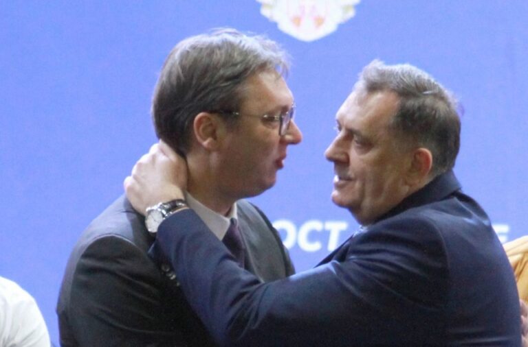Vuçiç sfidon Amerikën: Unë rri dhe pi me Dodikun e sanksionuar