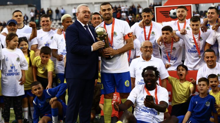 Kronikë/ Elbasani fiton finalen e prestigjit, kurorëzohet kampion i Kategorisë së Parë
