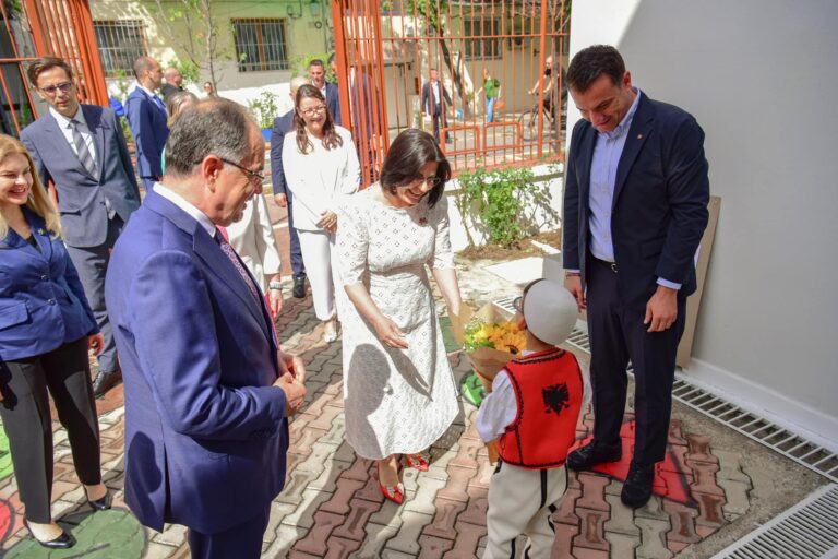 Presidenti Begaj dhe kryebashkiaku Veliaj vizitë sëbashku në kopshtin “Dielli”