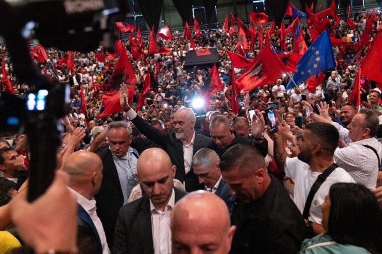 Fjalimi i Edi Ramës në takimin e Athinës ku ishin mijëra e mijëra shqiptarë të Greqisë