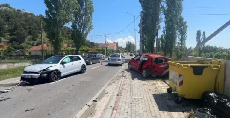 Aksident në aksin Lezhë-Shëngjin, makinat përplasen “kokë më kokë”, plagosen dy persona
