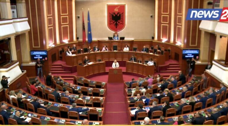 Çfarë po ndodh në Kuvend? Gazetarët largohen nga salla e seancave plenare