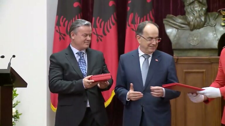 Presidenti i Republikës dekoron botuesin e KOHA JONE në 33-vjetorin e daljes së numrit të parë si e pavarur