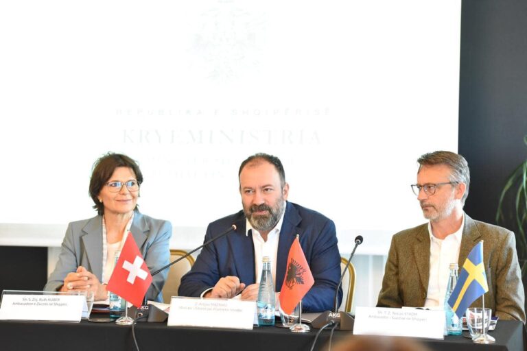 VIDEO/ Ministri Mazniku: Zvicra dhe Suedia firmosin marrëveshje bashkëpunimi në kuadër të projektit ”Bashki të forta”