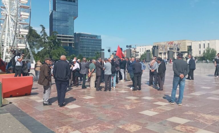 Minatorët bëhen bashkë me mësuesit, protestë para Kryeministrisë: Shteti të kthejë sytë nga ne!
