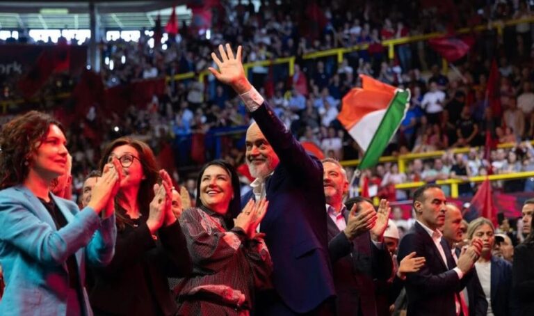 Rama publikon pamje nga takimi i emigrantëve në Itali: Videokartolinë nga dallga kuqezi