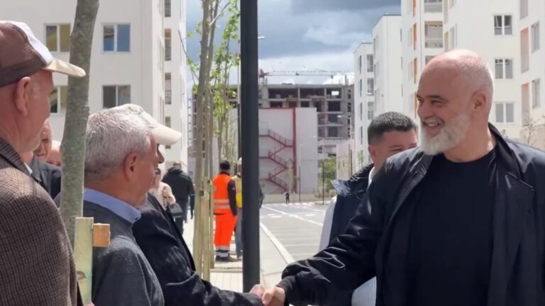 Rama u dorëzon qytetarëve çelësat e 404 apartamenteve në Vorë: I keni prona tuajat, pa asnjë kredi apo borxh