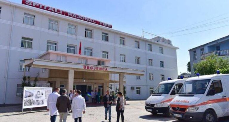 Rrëzohet nga shkallët e rafinerisë, lëndohet punonjësi në Fier