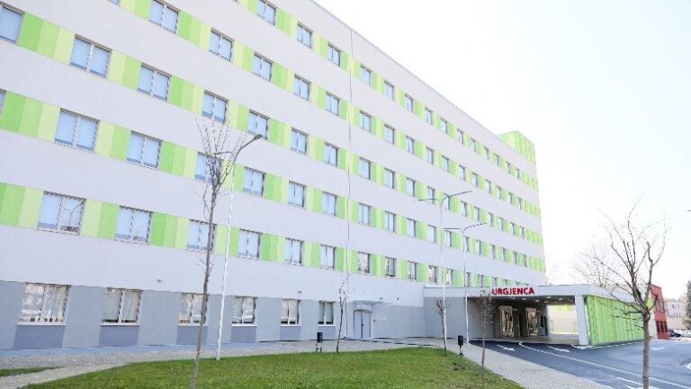 61-vjeçari bie aksidentalisht nga kati i dytë i QSUT-së