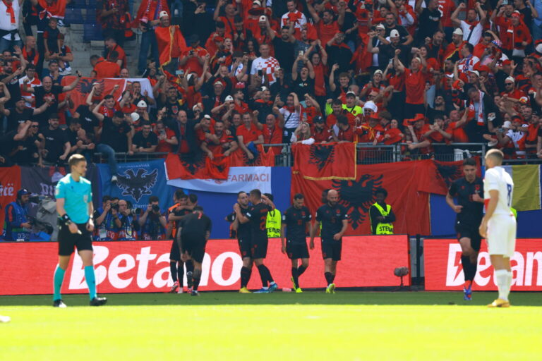 UEFA gjobit sërish FSHF-në për incidentet e shkaktuara nga tifozët shqiptarë gjatë ndeshjes Kroaci-Shqipëri