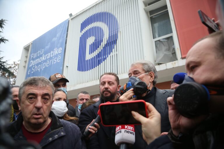Vula rikthehet në seli, kryetari në izolim. Rrugëtimi 3-vjeçar i PD-së mes prote*tave dhe k*osit