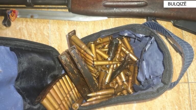 Me armë në makinë, arrestohet pasagjerin 18-vjeçar! Shoferi rrezikoi jetën e policëve dhe braktis mjetin