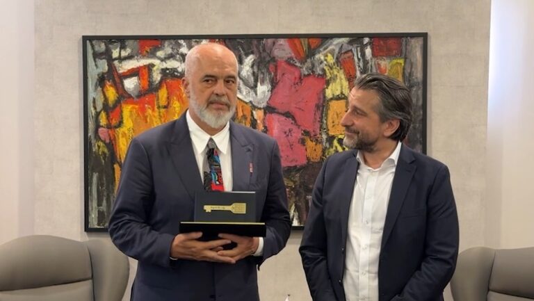 Rama merr çmimin “Çelësi i Qytetit” në Prishtinë: Tani është e sigurtë që mund të vij pa marrë leje