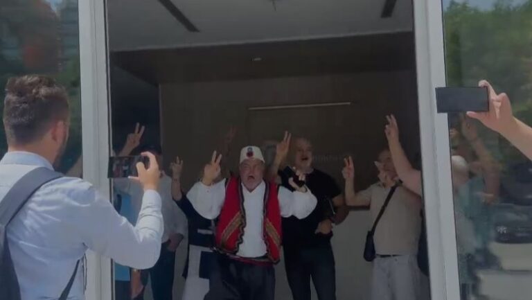 VIDEO/ Këngë dhe valle tek selia blu për marrjen e vulës. Sali Berisha: Sot dera është e hapur, i humbur është Rama