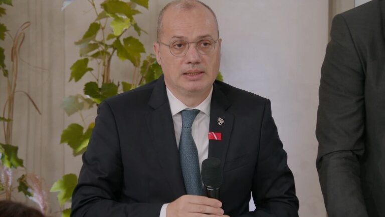 Ministri Igli Hasani: Vajtojmë humbjen e kolosit të Ballkanit